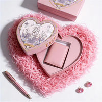 Boîte cadeau personnalisée en forme de cœur avec imprimé floral et bordure dorée pour l'emballage de bijoux ou de boucles d'oreilles