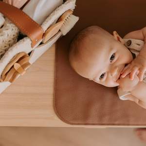 Tapis à langer portable en cuir végan pliable avec logo personnalisé pour bébé coussin de couche essuyable imperméable pour enfant pour les voyages en pépinière - Product Image 2