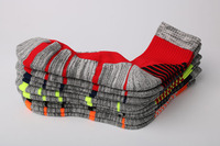 Chaussettes de sports de plein air avec logo de conception OEM Chaussettes de ski chaudes épaissies pour la course à pied et l'absorption de la sueur avec semelle de tour pour adultes Chaussettes de randonnée