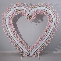 Hintergrund-Dekoration für Heiratsantrag, rosa Blumen, künstliche Seidenrosen, Blumenläufer, rosa herzförmiger künstlicher Blumenbogen für Hochzeit