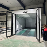 Cabine de peinture automobile RuiBo avec quatre portes pliantes vitrées, filtration complète du plafond, panneaux LED et plancher grillagé intégral pour usine