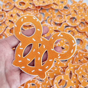 Nhà máy tùy chỉnh phim hoạt hình thiết kế khác nhau tai pretzel mô hình thêu các bản vá lỗi - Product Image 1