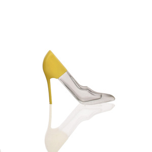 Flacon <span class=keywords><strong>de</strong></span> <span class=keywords><strong>parfum</strong></span> en verre en <span class=keywords><strong>forme</strong></span> <span class=keywords><strong>de</strong></span> <span class=keywords><strong>talon</strong></span> haut <span class=keywords><strong>de</strong></span> 20 ml, vaporisateur à pompe, finition givrée, étiquettes sérigraphiées, design estampé or, diffuseur <span class=keywords><strong>de</strong></span> roseaux - Product Image 4