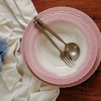 Assiette de présentation en céramique rose vintage à motif dentelle en relief, bord ondulé, blanc os, pour décoration de table de mariage et service de table domestique
