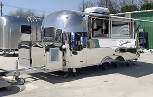 Francesinha à <span class=keywords><strong>la</strong></span> portaise, avec des couches de steak, de saucisse, de jambon, de <span class=keywords><strong>fromage</strong></span> <span class=keywords><strong>fondu</strong></span>, garnie d'une sauce tomate-chicorée piquante, frites accompagnées - Product Image 5