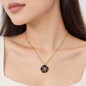 Collier à pendentif floral en acier inoxydable, zircon, plaqué or 14 carats sous vide, chaîne fine noire - Product Image 5
