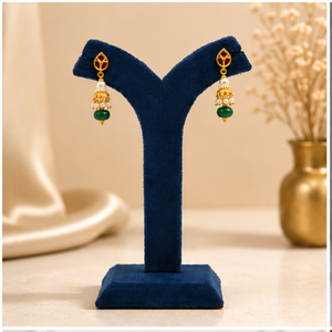 ต่างหู Jhumka สีทองละเอียด22K สำหรับผู้หญิงดีไซน์ไข่มุกดั้งเดิมและหินสีเขียวเครื่องประดับอินเดียทำมือ - Product Image 1