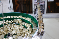 Machine d'assemblage automatique rotative à grande vitesse de deux trois parties de lotion de couvercle de bouchon d'huile alimentaire de maquillage de bouteille cosmétique de bouchon en plastique