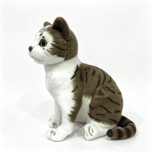 Peluche de Gato Tabby Realista Personalizado, Animal de Peluche Sentado en Color Marrón y Blanco con Cola Rayada y Ojos Verdes - Product Image 1