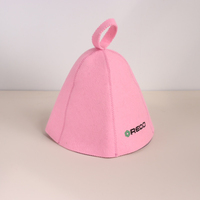 Un gorro de sauna rosa de lana pura con un hexágono verde en el pecho que mantiene el calor tan lejos como una memoria lejana.