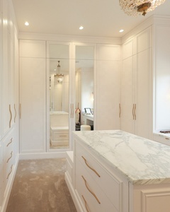 Dressing haut de gamme avec îlot en marbre et portes miroir, armoire de chambre en <span class=keywords><strong>bois</strong></span> durable style Shaker avec aménagement flexible - Product Image 1