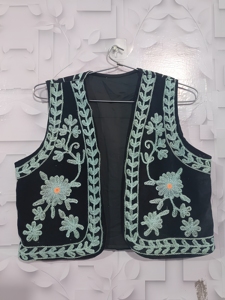 Eleve su colección de moda con este elegante chaleco corto bordado a mano, diseñado para fusionar la artesanía tradicional. - Product Image 3