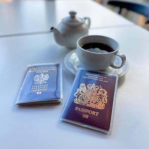 Protecteur de voyage pour carte d'identité en vinyle <span class=keywords><strong>transparent</strong></span> moderne personnalisé de luxe par sublimation porte-<span class=keywords><strong>passeport</strong></span> en PVC <span class=keywords><strong>transparent</strong></span> givré Vente en gros - Product Image 4