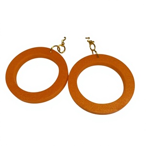 Boucles d'oreilles en résine faites à la main par un designer, avec des motifs artistiques uniques, légères et colorées - Product Image 4