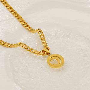 สร้อยคอจี้สแตนเลสสตีลแบบ<span class=keywords><strong>ก</strong></span>ำหนดเอง CAIOOCHE ชุบทอง 26 ตัวอักษร แบบกลวง <span class=keywords><strong>ท</strong></span>รงกลม โซ่คิวบา สำหรับผู้หญิง - Product Image 5