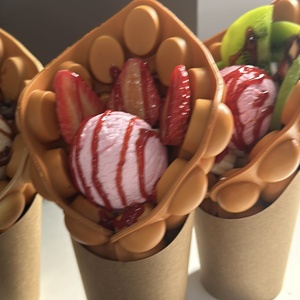 Modelo de Comida Realista de Bolas de Fresa con Salsa de Caramelo Dulce y Textura Esponjosa de Waffle de Burbujas, con Cuchara Ligera para Helado, Accesorios de Exhibición - Product Image 6
