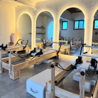 Réformateur de bois en caoutchouc de chêne Chariot entièrement couvert Crampons en acier inoxydable Réformateur de Pilates en bois
