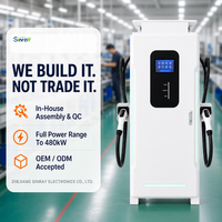 Unité de recharge rapide DC pour véhicules électriques 240 kW, 2 pistolets, bande lumineuse LED latérale, écran intelligent 7 pouces, GBT CCS2, lecture de code RFID, unité commerciale