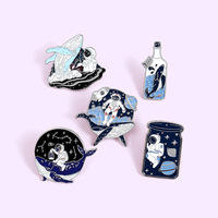 Insigne de broche en émail imitation métal antique personnalisé en gros astronaute bouteille à la dérive pour épinglette émail dur concevoir votre propre Lo