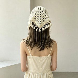 Foulard triangulaire ajouré tricoté avec pompons, style bohème, à nouer, pour femme - Product Image 1