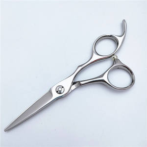 กรรไกรตัดผมมืออาชีพ 4.5 นิ้ว 440C สแตนเลสสตีล สำหรับคนถนัดขวา กรรไกรจัดแต่งทรงผม เครื่องมือตัดแต่งทรงผมอย่างแม่นยำ - Product Image 5