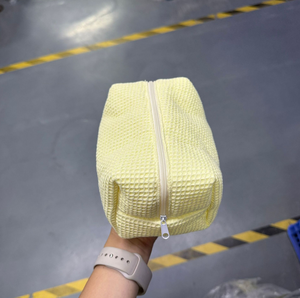 Sac <span class=keywords><strong>de</strong></span> <span class=keywords><strong>toilette</strong></span> portable à fermeture éclair en gros, <span class=keywords><strong>grande</strong></span> capacité, sac <span class=keywords><strong>de</strong></span> lavage matelassé en gaufre, broderie personnalisée, sacs cosmétiques en coton pour soins <span class=keywords><strong>de</strong></span> la peau - Product Image 5