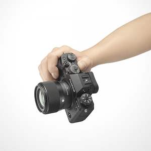 Lente Contemporánea DC DN de 56 mm F1.4 para Montura Fuji X (APS-C) Micro Cuatro Tercios, Paquete con Batería y Bolsa para Accesorios (3 Artículos) - Product Image 5