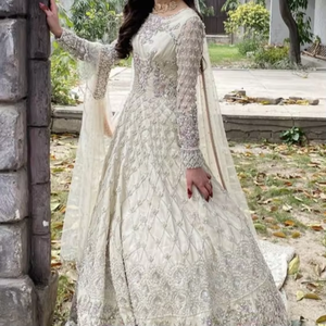 Vestido de Novia Premium con Adornos Zardozi |   Vestido de Novia Indio/Pakistaní Largo Hasta el Suelo - Product Image 5