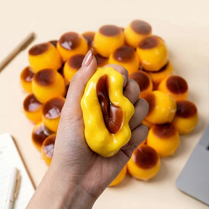 Balle anti-stress souple en forme de pudding au caramel, faite à la main, pour le bureau - Product Image 1