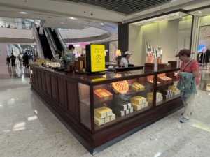 Comptoir d'îlot professionnel de luxe pour petite pâtisserie, vitrine en bois avec éclairage LED, solution d'affichage personnalisable pour le commerce de luxe - Product Image 5