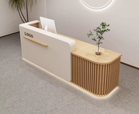 Bureau de réception moderne en forme de L avec LED et finition brillante, design minimaliste à bords incurvés pour salons de beauté, cliniques ou bureaux d'entreprise