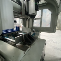 Centre d'usinage CNC 3 axes OUWO avec fraiseuse, perceuse et chanfreineuse, avec ATC 6 positions et broche haute vitesse pour profilés en aluminium