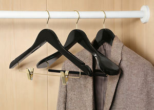 Cintres en bois noir brillant de qualité supérieure avec logo personnalisé pour les boutiques et les hôtels - Product Image 2