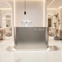 Meubles de salon de beauté haut de gamme, comptoir de réception d'hôtel, bureau de caisse luxueux en acier inoxydable avec éclairage