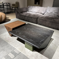 Ensemble de tables basses en bois de style mid-century modern avec design asymétrique, pieds verts et options de forme personnalisées