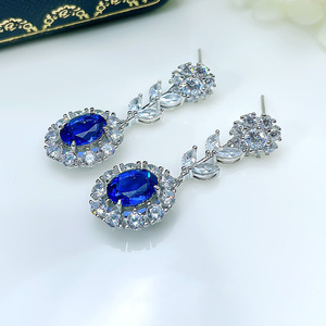 Eleganti Orecchini Pendenti Floreali Stile Reale da Donna, Gioielli Statement con Design a Foglia - Product Image 5