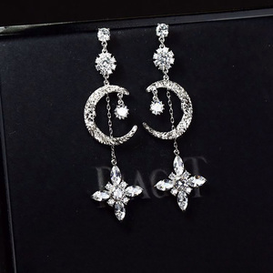 Pendientes de circonita de alta gama con borlas de trébol de cuatro hojas y diseño de Luna Estelar para mujer - Product Image 2