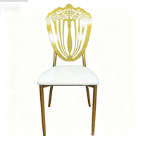 Chaise d'événement à structure métallique dorée, dossier éventail ajouré, assise rembourrée en similicuir blanc, mobilier de fête moderne