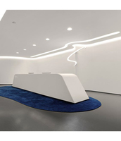 Comptoir de réception moderne en surface solide Candu avec design LED intégré accrocheur pour hôtel et supermarché, finition haute brillance