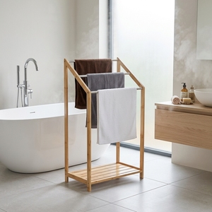 Porte-serviettes autoportant moderne en bambou à 3 niveaux avec étagère <span class=keywords><strong>de</strong></span> rangement inférieure, étagère à serviettes en forme d'échelle naturelle, mobilier <span class=keywords><strong>de</strong></span> <span class=keywords><strong>salle</strong></span> <span class=keywords><strong>de</strong></span> <span class=keywords><strong>bain</strong></span> durable - Product Image 4