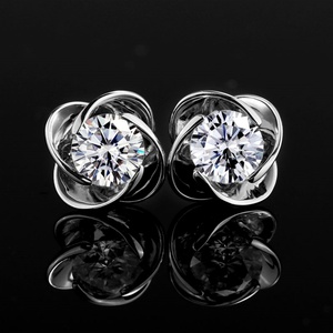 Boucles d'oreilles en or blanc 18 carats 14 carats avec fleur en diamant de laboratoire CVD HPHT 1,0 carat de Messi Jewelry - Product Image 3