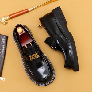 Zapatos de hombre de cuero brillante, estilo casual de negocios, con punta ancha y elegantes. - Product Image 3