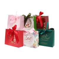 Bolsas de papel impresas artesanales biodegradables con diseño de cinta de logotipo de estilo festivo personalizado de alta calidad, bolsa de regalo para compras de ropa impresa