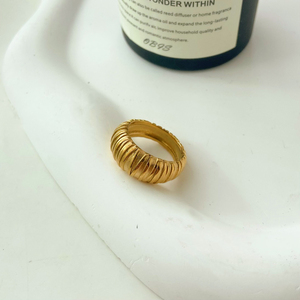 Bague plissée pain potelé Bijoux en acier au titane Bague en <span class=keywords><strong>or</strong></span> <span class=keywords><strong>18</strong></span> <span class=keywords><strong>carats</strong></span> galvanisée en acier inoxydable pvd à la mode - Product Image 3