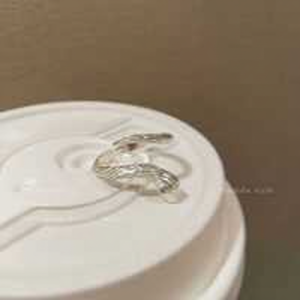 Vendita calda Trending moda oro placcato anelli fascia di lusso minimalista fiore intarsio gioielli per uomini e donne stile Casual all'ingrosso - Product Image 1