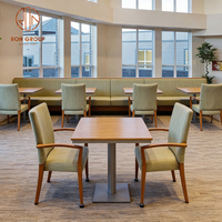 Ensemble de canapés et chaises en tissu vert clair sur base en bois de style minimaliste moderne, table à plateau en bois pour hôtel, café, restaurant, salon de thé