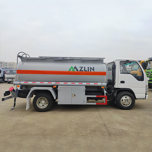 Camion-citerne à huile diesel ISUZU, capacité de 5 m³, transmission manuelle, roues motrices 4x2, état neuf, moins de 5 tonnes de poids total. - Product Image 4