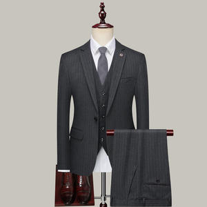 <span class=keywords><strong>Abito</strong></span> da <span class=keywords><strong>Uomo</strong></span> Slim Fit a 3 Pezzi <span class=keywords><strong>Grigio</strong></span> Chiaro con Stampa Logo Personalizzata, Gilet e Pantaloni a Risvolto in Misto Lana Premium a Righe Sottili - Product Image 3