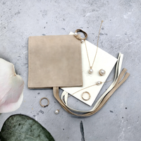 Pochette enveloppe en microfibre gaufrée abricot avec logo personnalisé en cuir suédé style rabat pour l'emballage des bagues et le rangement des colliers
