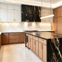 Cuisine moderne de luxe sur mesure avec placage bois et laque blanche, et îlot cascade en marbre pour la rénovation de la maison